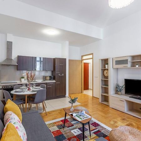 Central Gozsdu Apartment In The Party Street Budapeste Exterior foto