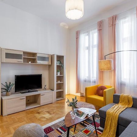 Central Gozsdu Apartment In The Party Street Budapeste Exterior foto