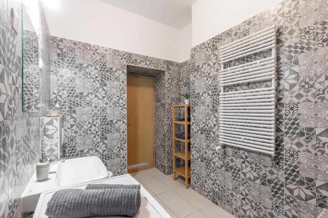 Central Gozsdu Apartment In The Party Street Budapeste Exterior foto