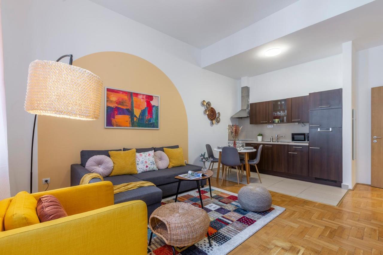 Central Gozsdu Apartment In The Party Street Budapeste Exterior foto