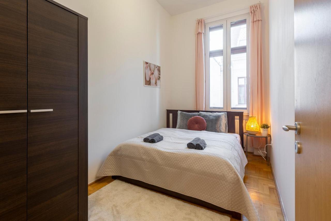 Central Gozsdu Apartment In The Party Street Budapeste Exterior foto
