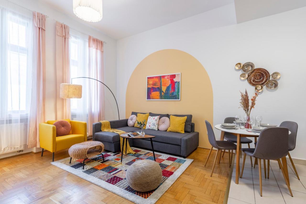 Central Gozsdu Apartment In The Party Street Budapeste Exterior foto