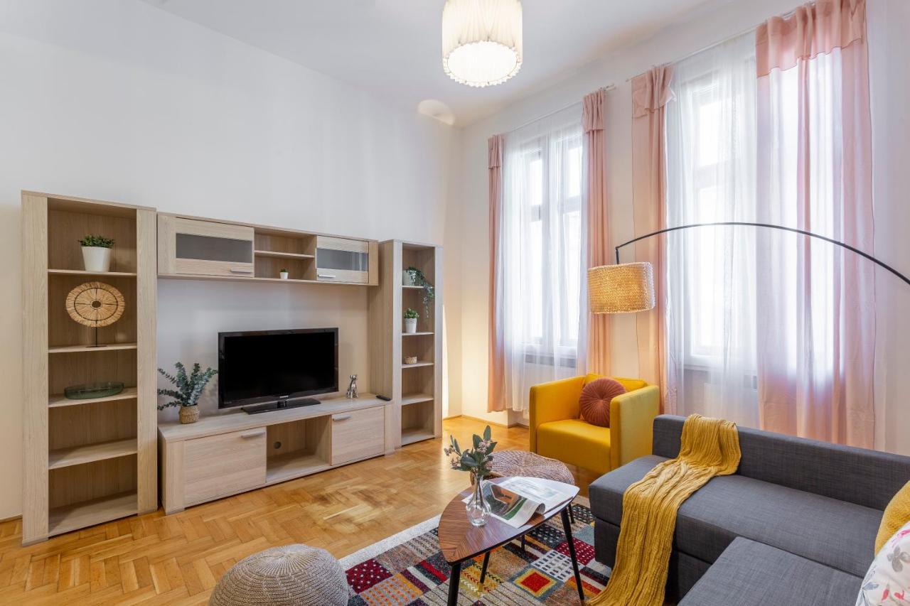 Central Gozsdu Apartment In The Party Street Budapeste Exterior foto