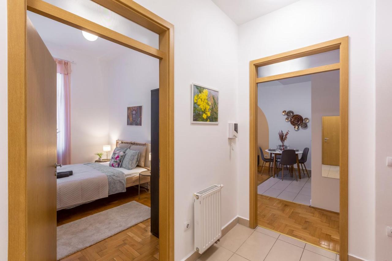 Central Gozsdu Apartment In The Party Street Budapeste Exterior foto